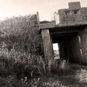 Bunker penché dans la campagne en noir et blanc - France  - collection de photos clin d'oeil, catégorie rues
